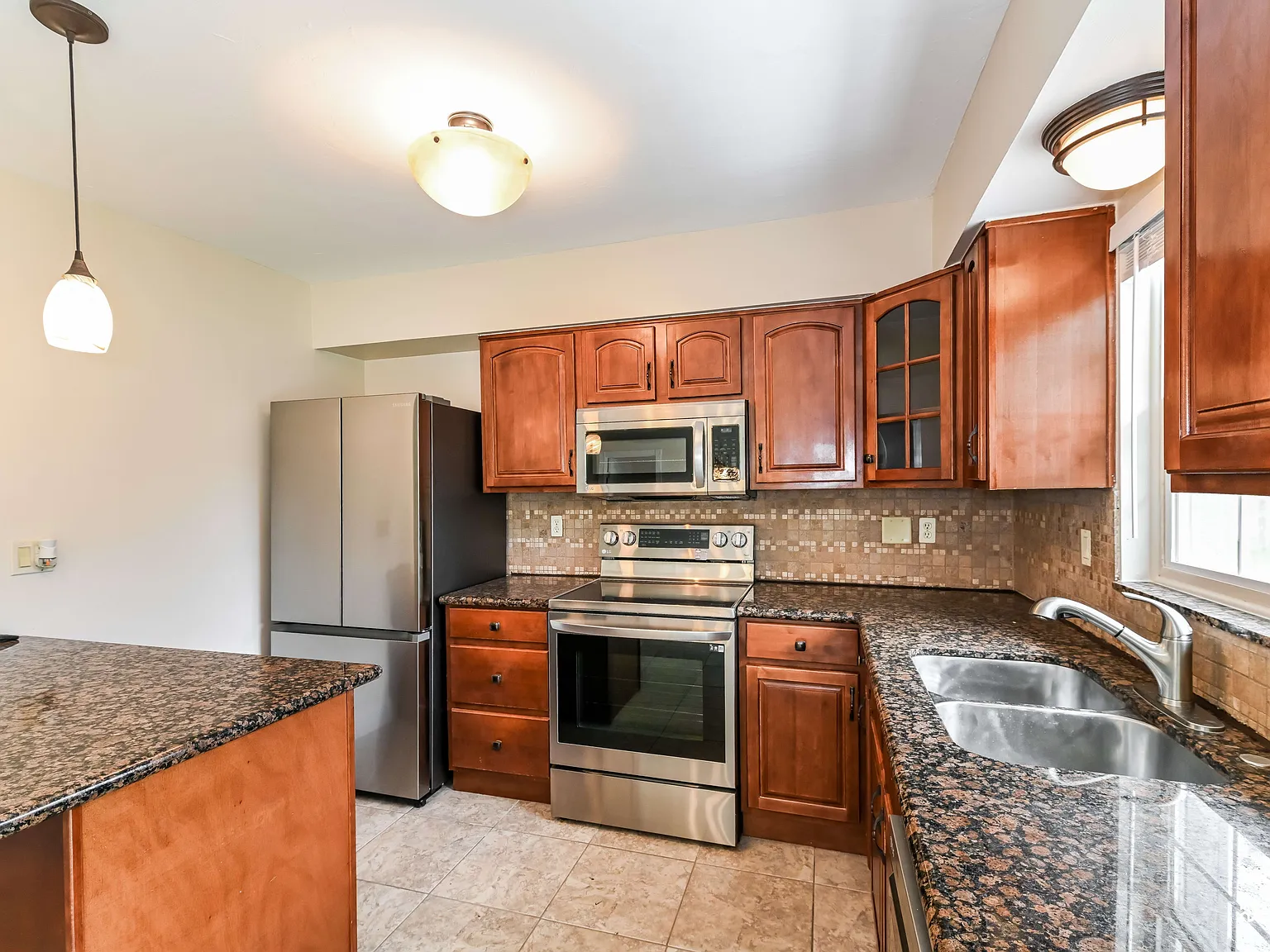3 bed, 2.0 bath, 1404 sqft, $1,640 — Photo 2