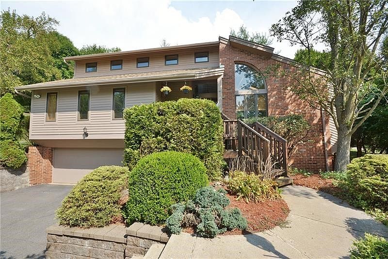 Beautifully maintained soft contemporary home within walking distance to Upper St. Clair High School and close proximity to Sout