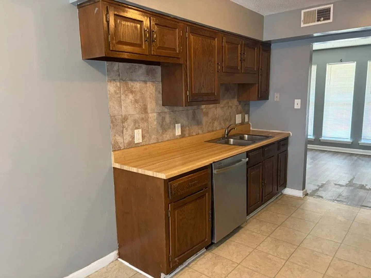 201-203 Maple Grove Way — Photo 3