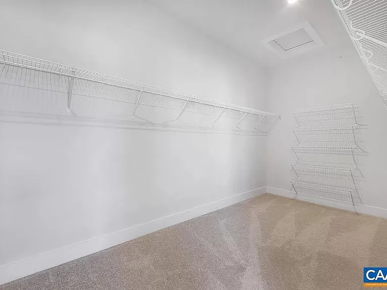 933 Salamander St #B — Photo 9