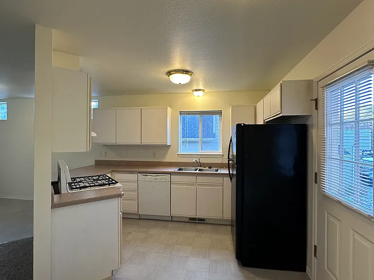 985 NE Hidden Valley Dr — Photo 6
