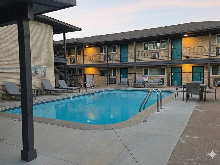 Malibu Apartments — Photo 4