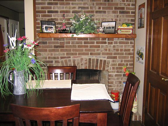 Eat-In Kitch. w/ Fireplace