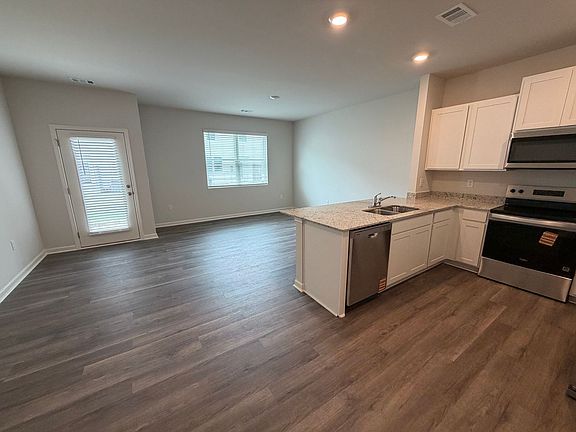3rd image of 9 Silverbell Ln