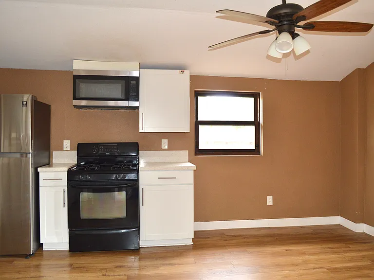 340 Waverly Pl — Photo 6