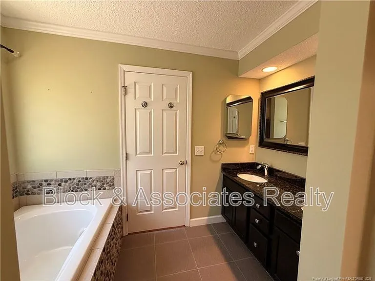 995 Greenbriar Dr — Photo 13
