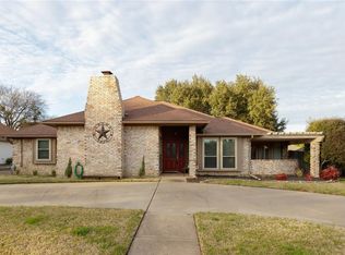 801 Saddlebrook Dr S, Bedford, TX 76021