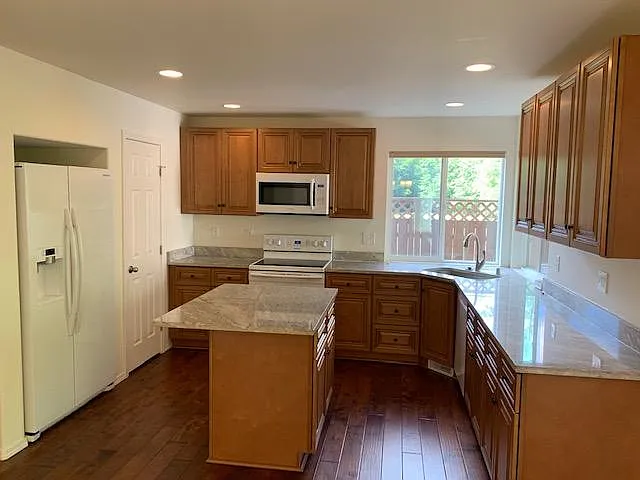 4 bed, 2.5 bath, 1800 sqft, $3,595 — Photo 4