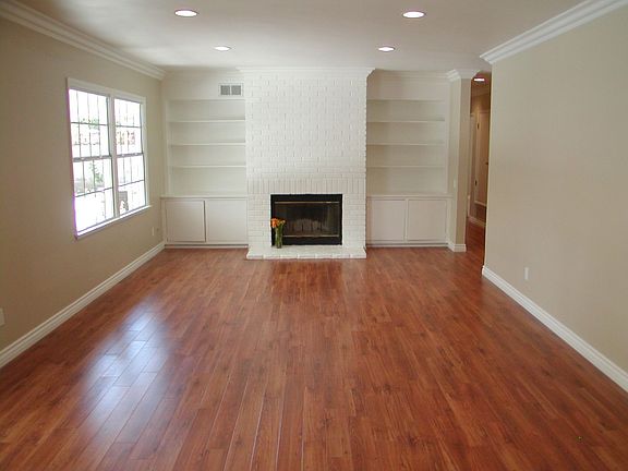 Great room w/new paint,floors,ceiling 