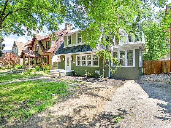 3rd image of 1484 Victoria Ave