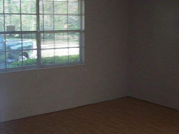 4th image of 13 Salem Ct
