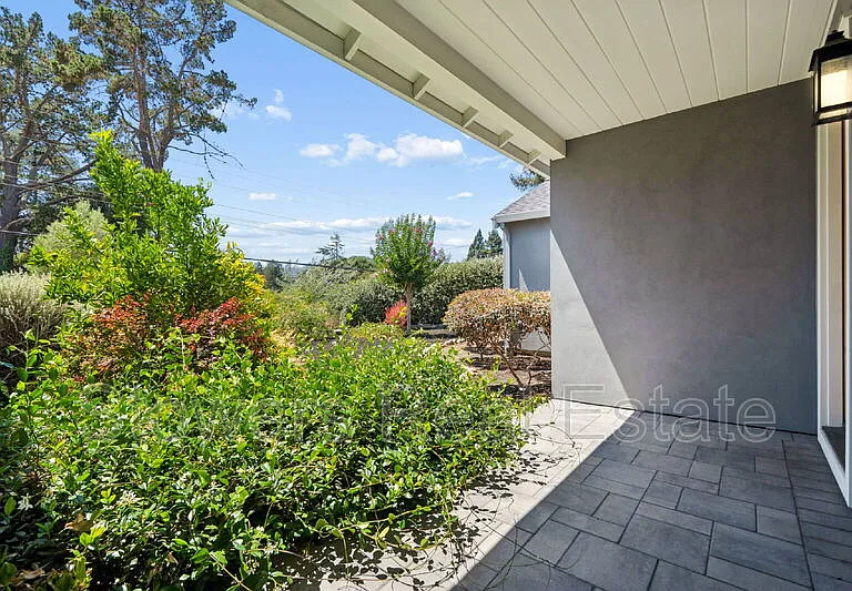 1099 Larch Ave — Photo 4