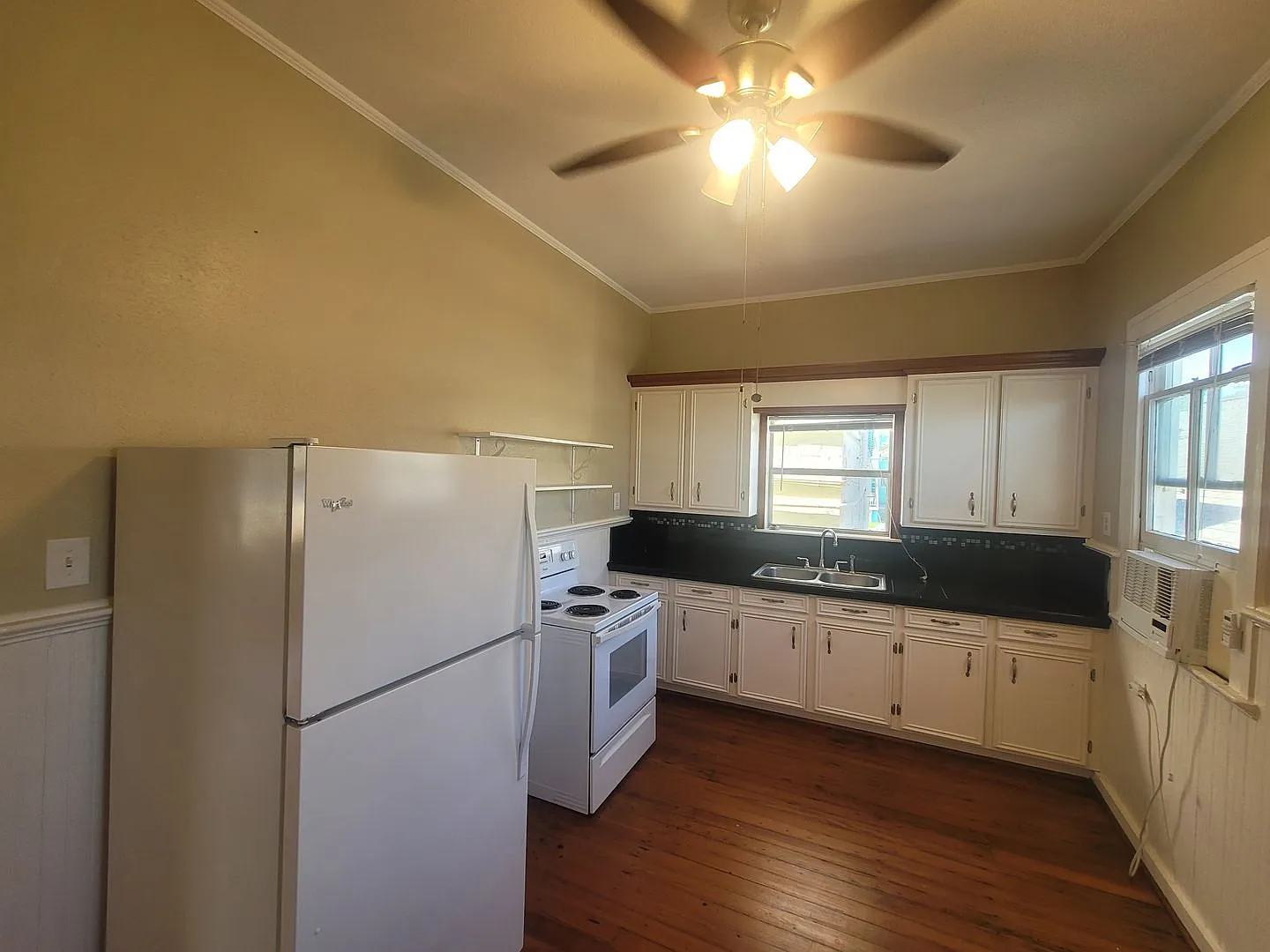 East End Upstairs 2 Bedroom Cottage — Photo 1