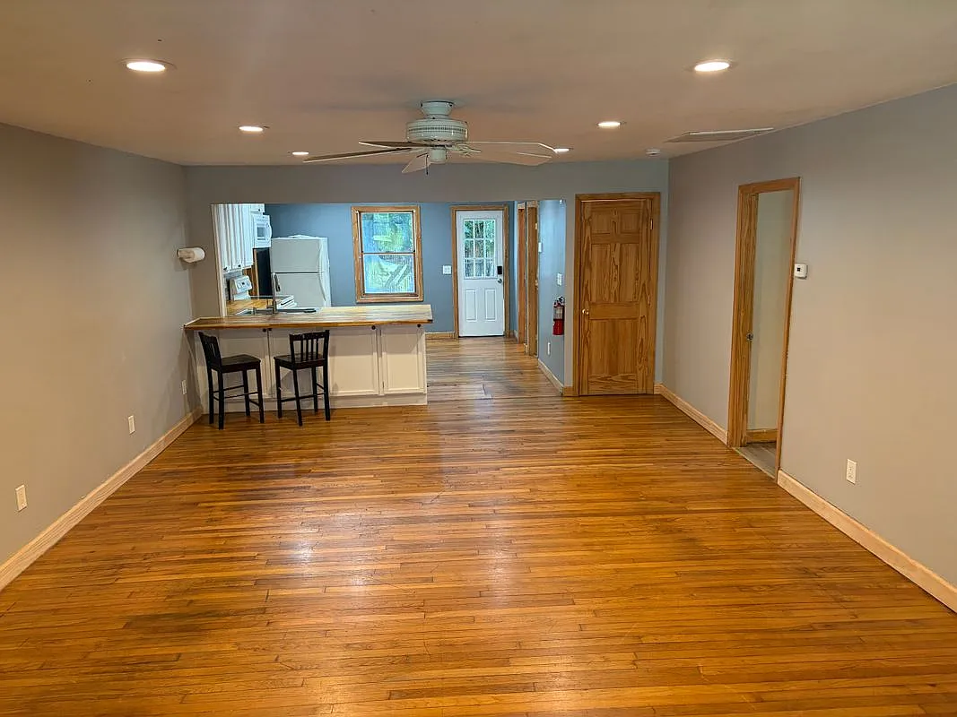 3 bed, 2.0 bath, 1300 sqft, $3,500 — Photo 3