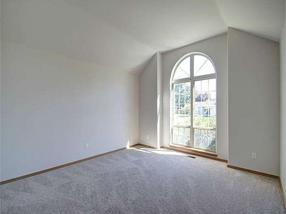 3rd image of 806 Cultus Mountain Dr