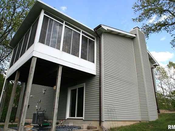 4th image of 32 Roxbury Rd