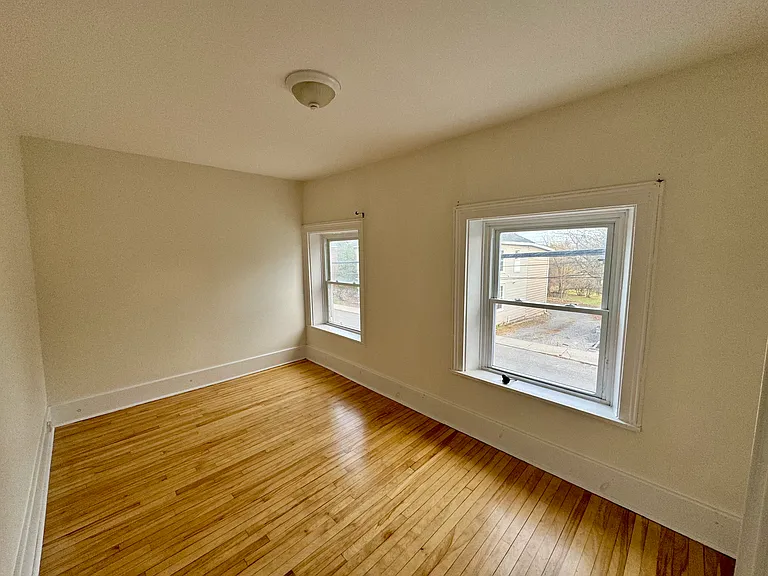 109 Clothier St W — Photo 14