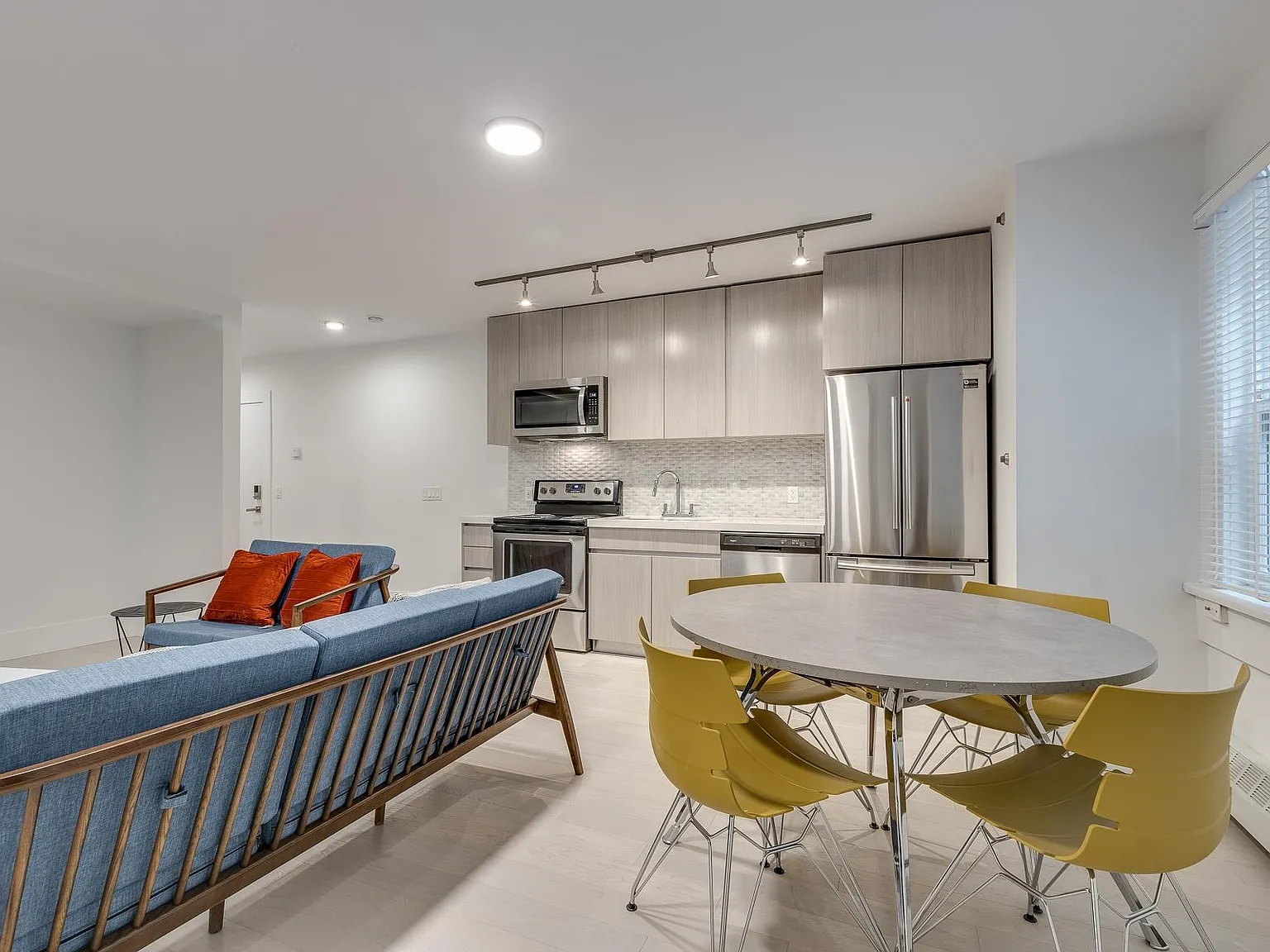 3 bed, 966 sqft, $4,450 — Photo 3