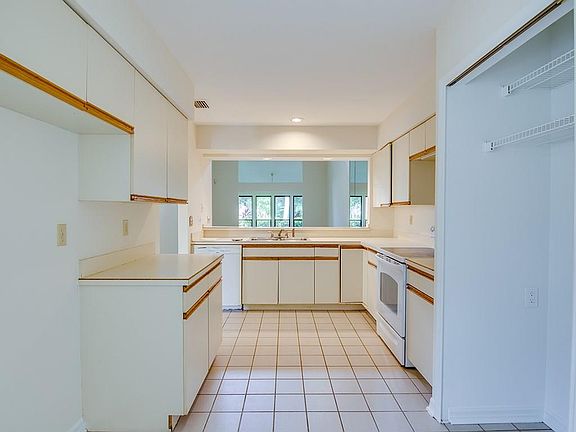 2nd image of 256 Vista Ct
