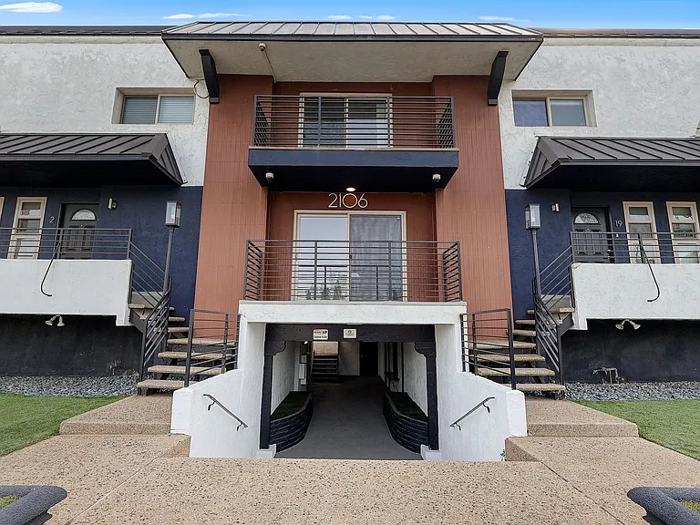 2106 Manhattan Beach Blvd — Photo 1
