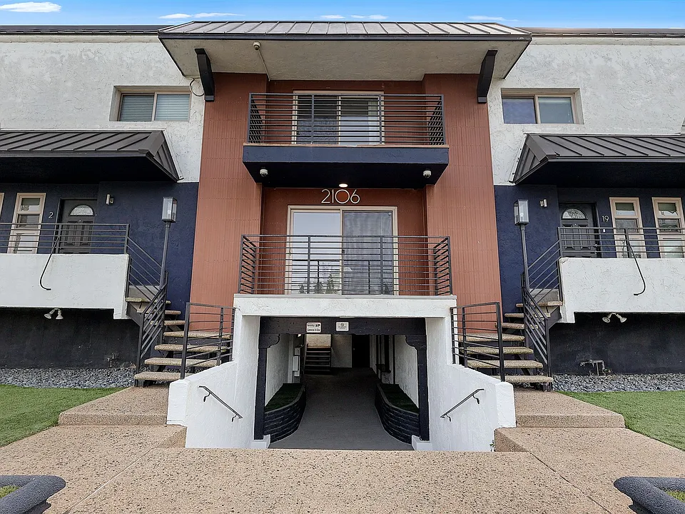 2106 Manhattan Beach Blvd