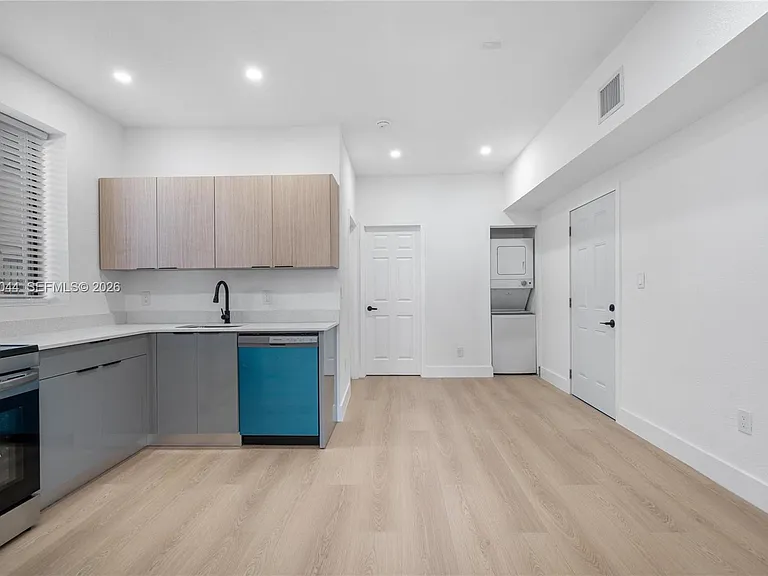 629 SW 10th Ave #6 — Photo 8