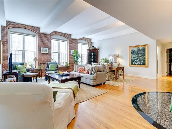 2 School St #409, Lincoln, RI 02865