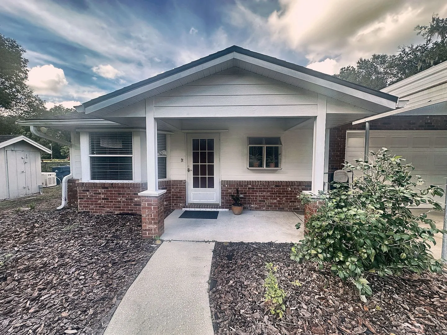 Exceptional 2.7-Acre DeLand Estate with Pool, Private Apartment, Generator, Garden & Oversized Ga... — Photo 2