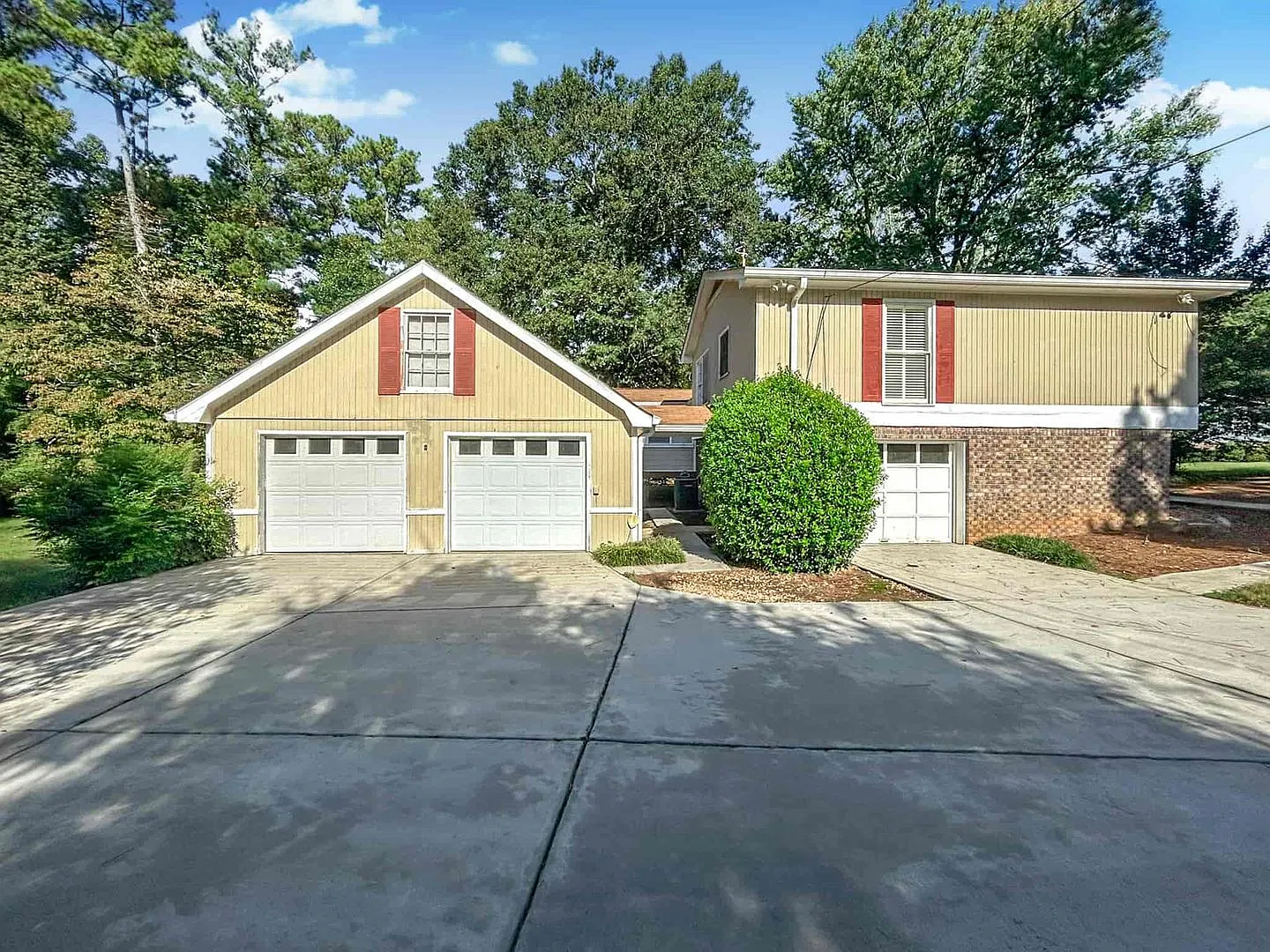Spacious 3BR with Finished Basement — Photo 2
