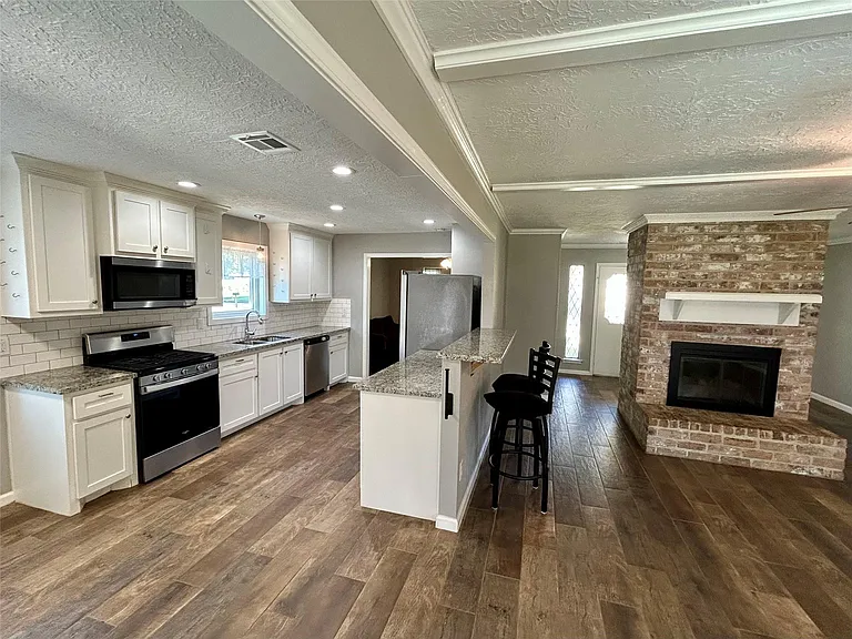 3319 Meadowcreek Dr — Photo 5
