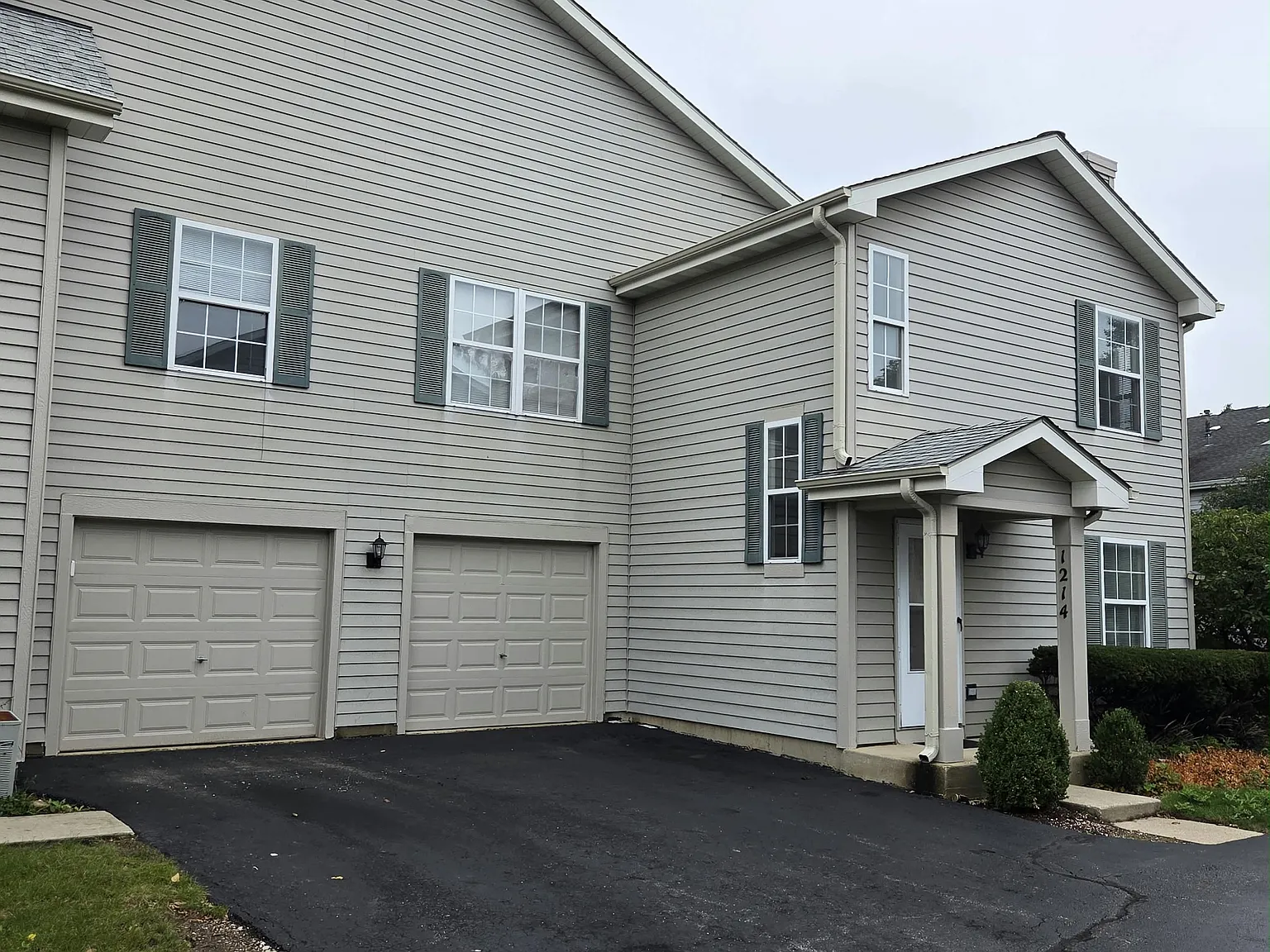 2 bed, 1300 sqft, $2,200 — Photo 1