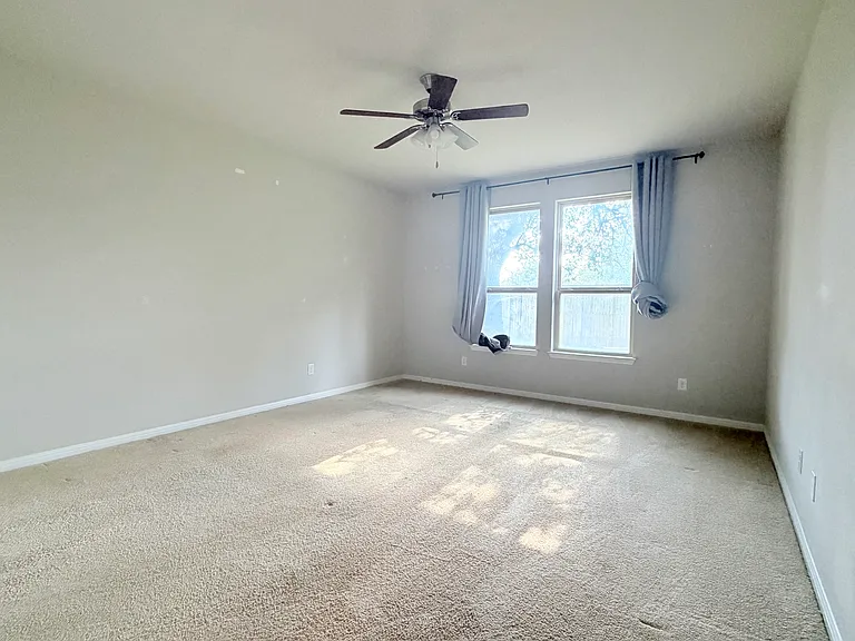 1009 Valley View Dr — Photo 10