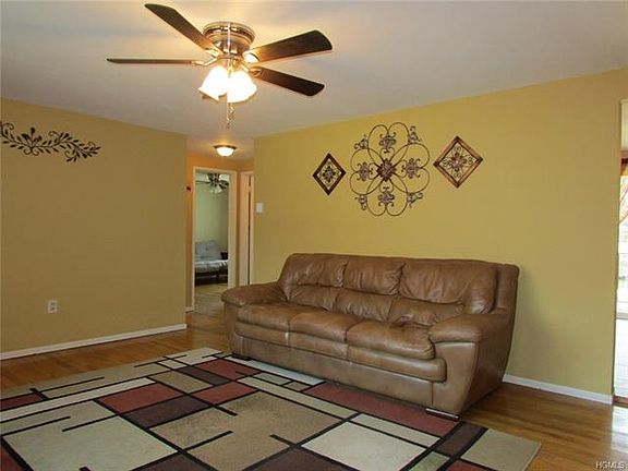 4th image of 801 Parr Meadow Dr