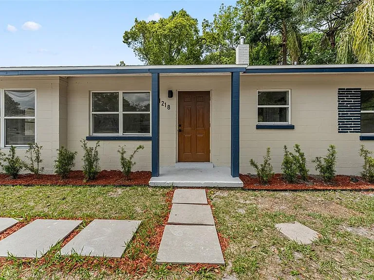 1218 Crescent St — Photo 2