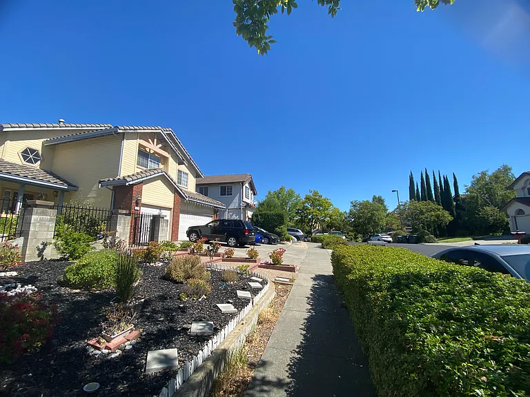 1907 Summit Dr — Photo 2