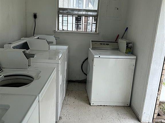 5th image of 921 W Park Ave