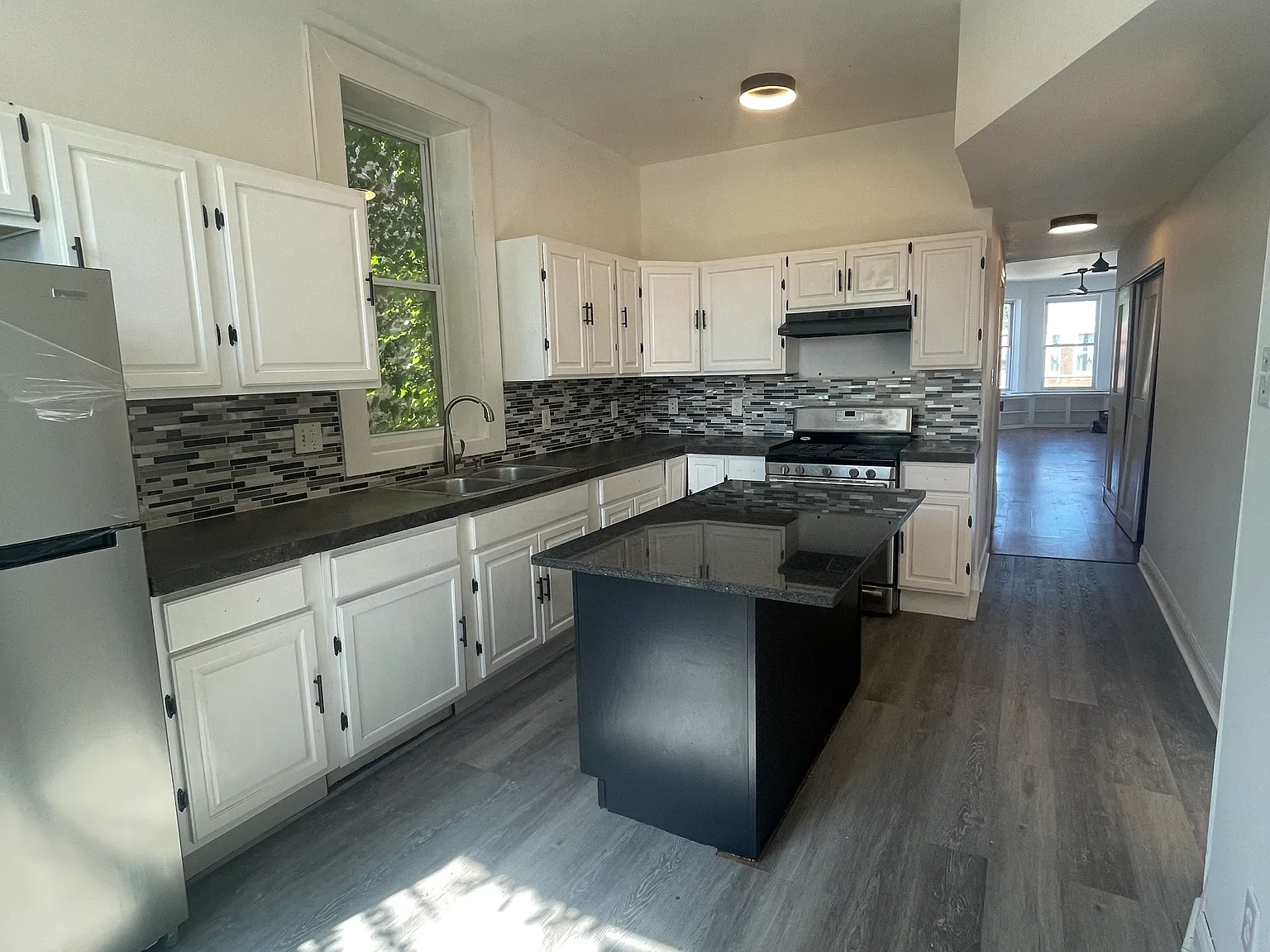 3 bed, 1300 sqft, $2,300 — Photo 4