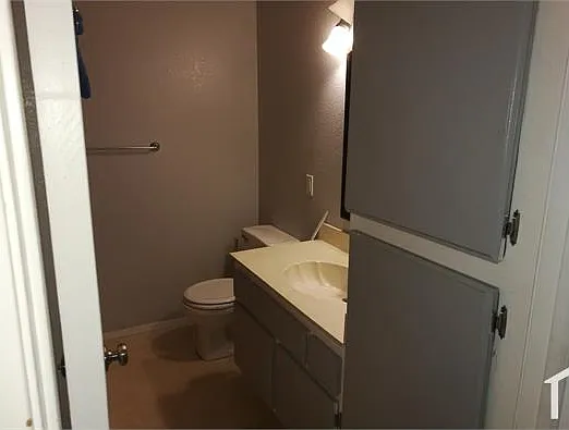 2421 W Acacia Ave — Photo 11