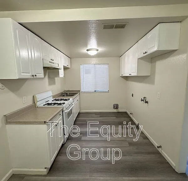 402 N West St — Photo 4