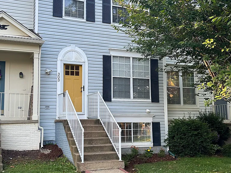 303 Bridle Crest Sq NE — Photo 1