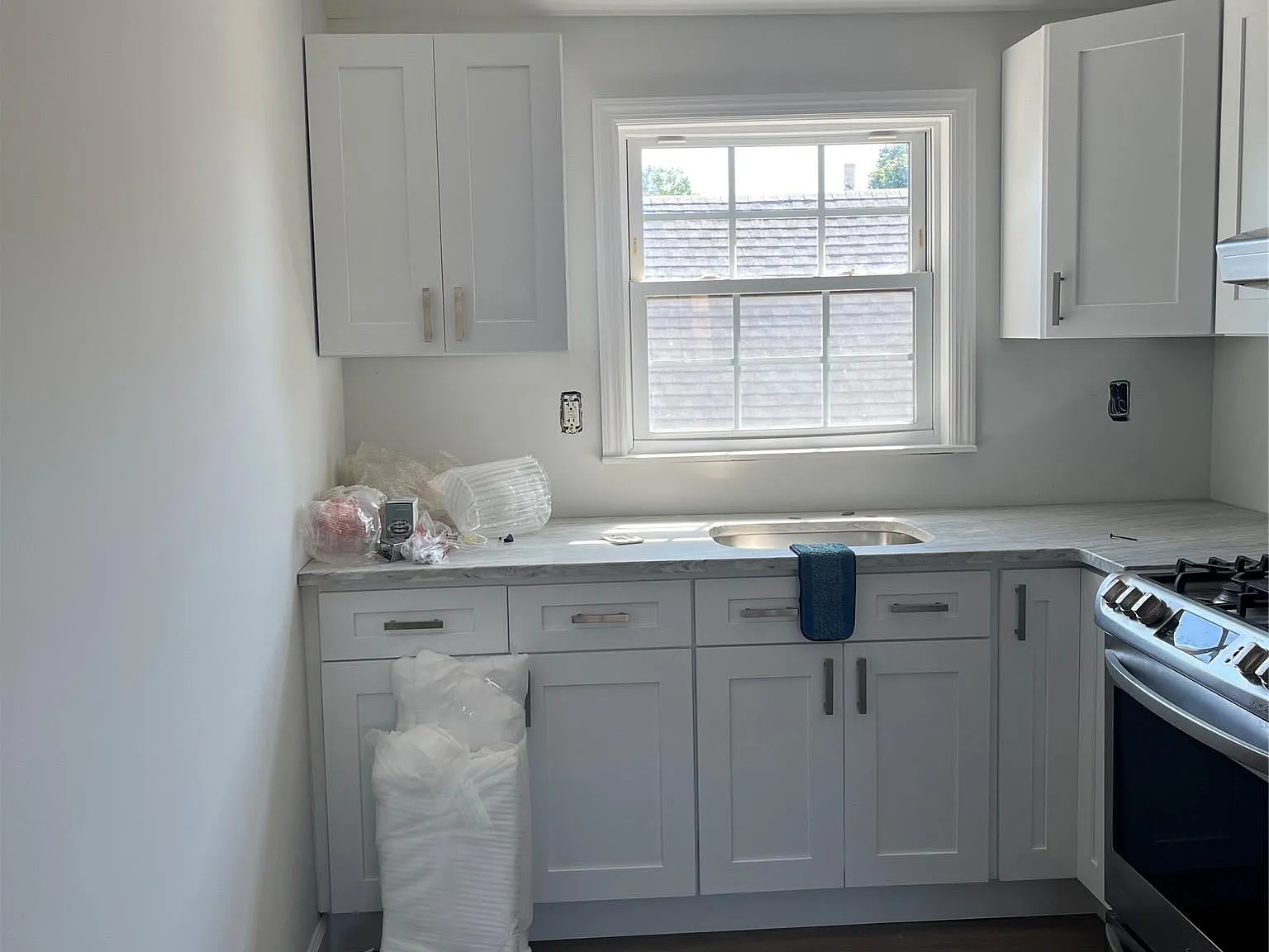 3 bed, 2.0 bath, 2400 sqft, $3,500 — Photo 4