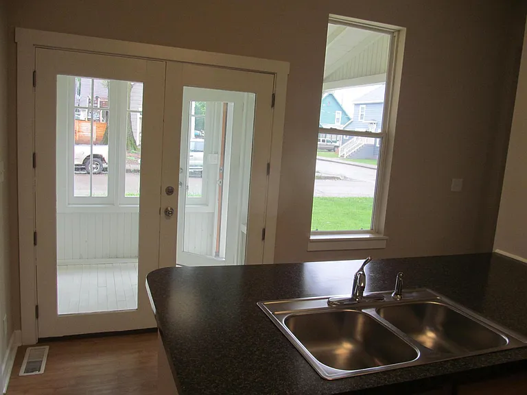 945 Olive St — Photo 4