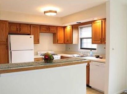 2nd image of 101 E Oak St APT I5