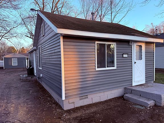 2nd image of 1379 Rose Ave
