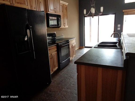 3rd image of 914 Michelson Ln