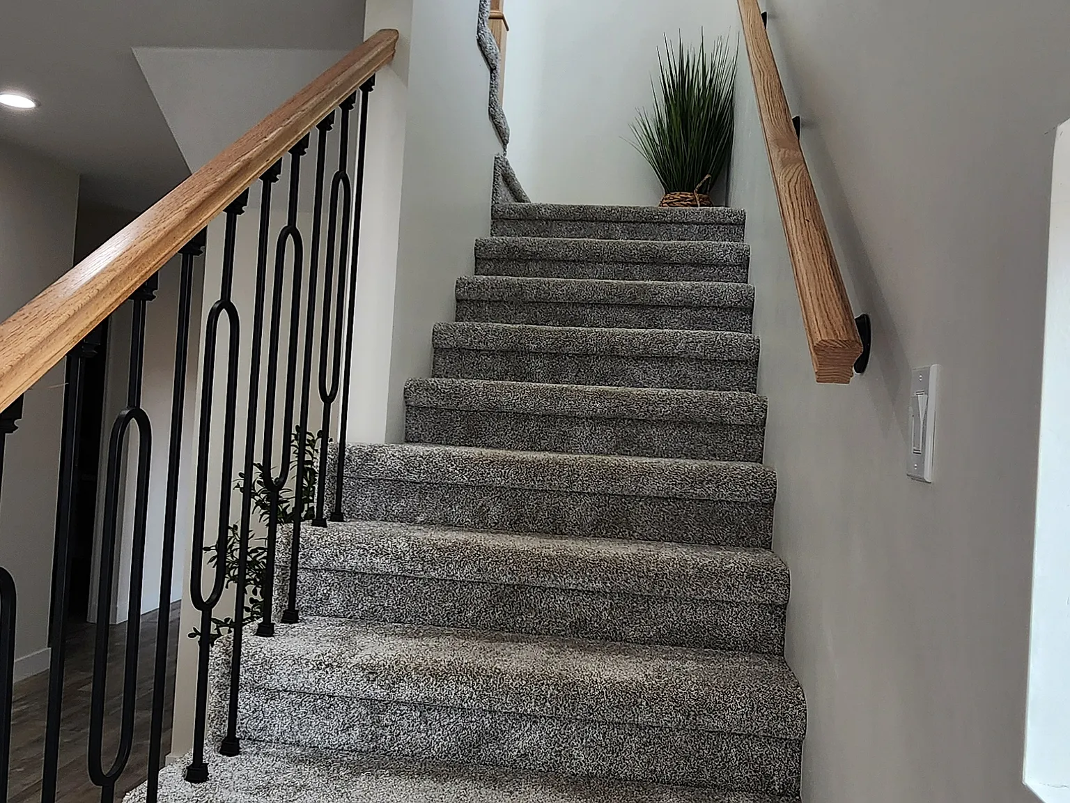 4 bed, 2.5 bath, 2300 sqft, $5,985 — Photo 4