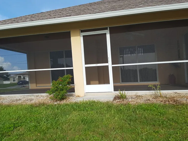 1405 NE 5th Pl — Photo 14