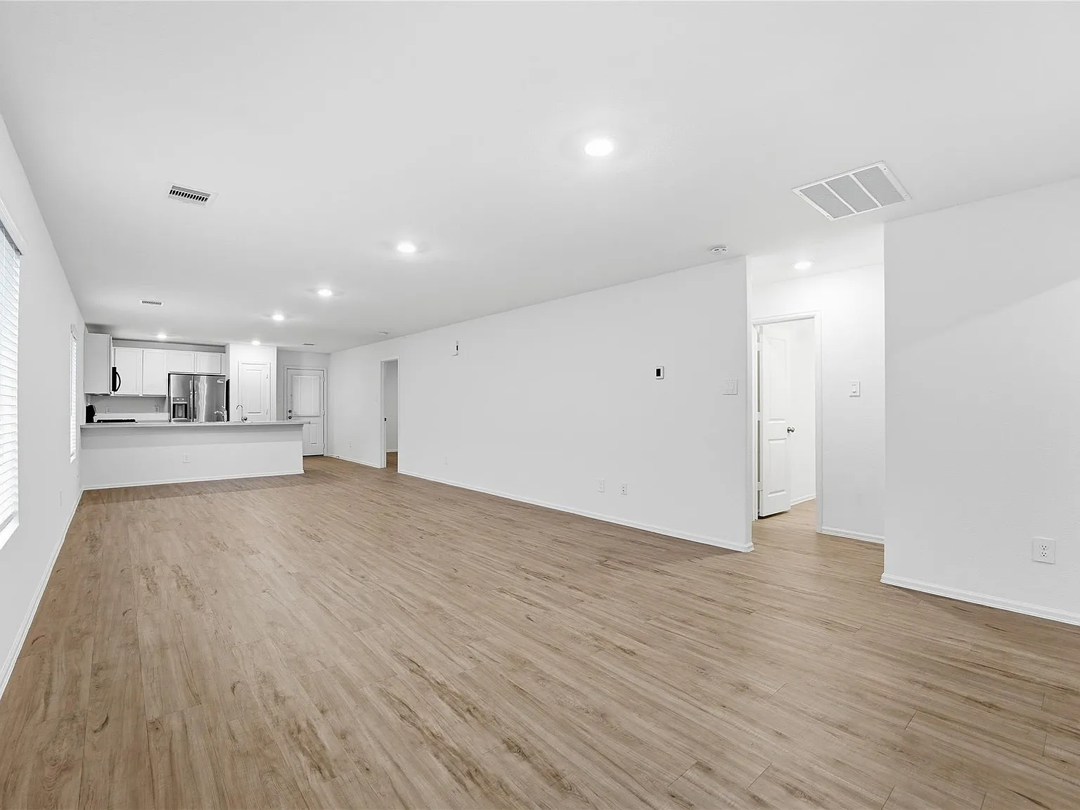 3 bed, 2.0 bath, 1421 sqft, $2,000 — Photo 4