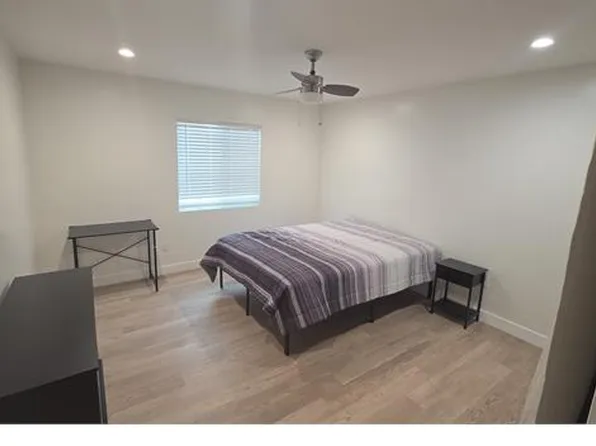 10422 1/2 S Broadway, Los Angeles, CA 90003