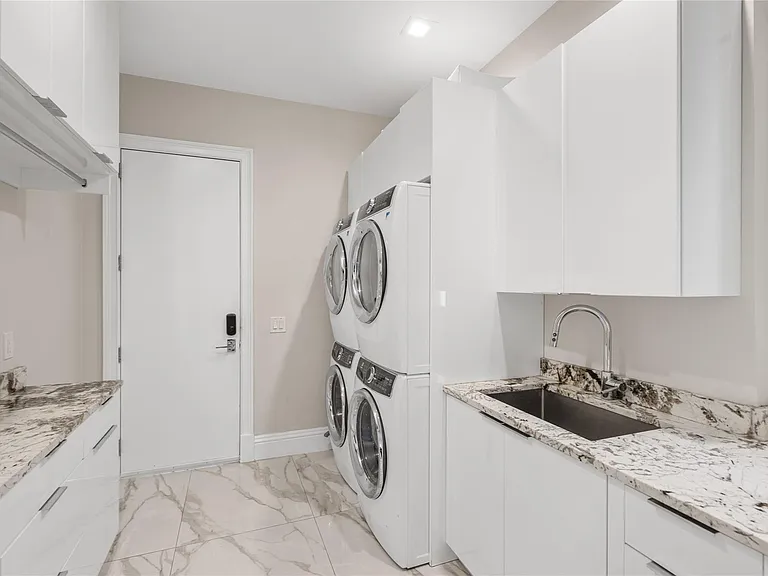 2307 N Riverside Dr — Photo 51